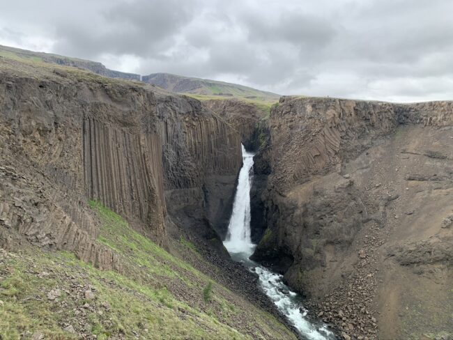 La cascata Litlanesfoss incorniciata da altissime colonne esagonali di basalto in Islanda.
