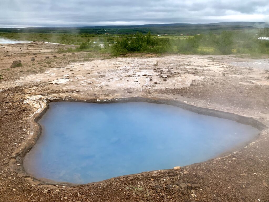acqua azzurra del lago blesi nell'area geotermica di haukaladur in islanda