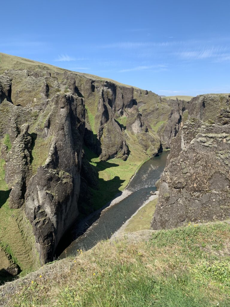 Il canyon di Fjaðrárgljúfur scavato dal fiume tra pareti di palagonite nell Islanda del Sud.