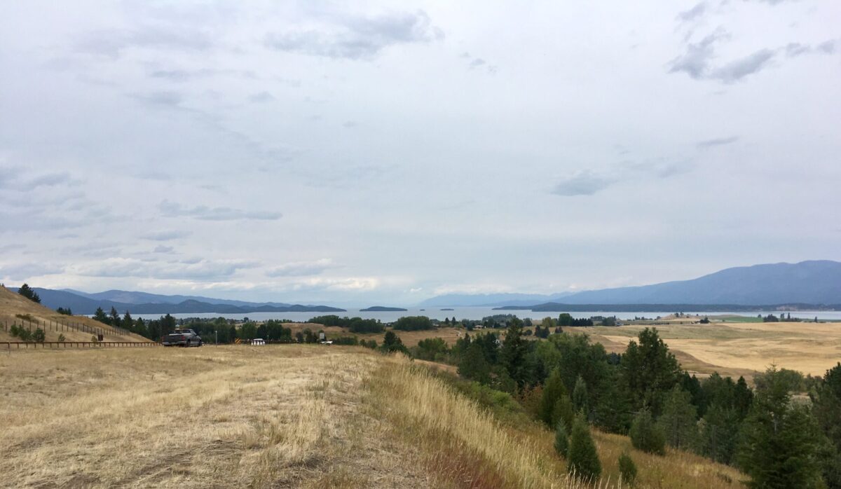 flathead lake montana cosa vedere vista panoramica del lago e delle montagne.