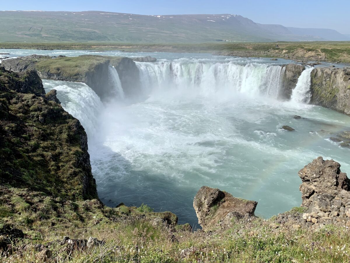 Vista panoramica della cascata di Goðafoss con le sue acque turchesi nell area nord dell Islanda.