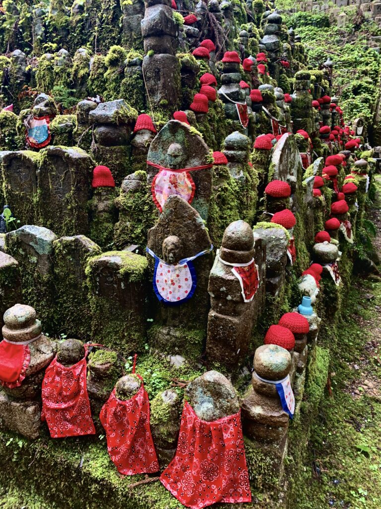 Dettaglio delle statue in pietra nel cimitero di Okuno-in a Koyasan