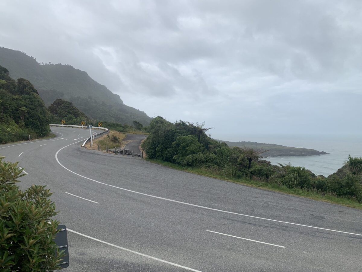 Panoramica della strada costiera lungo la Northern West Coast Nuova Zelanda.