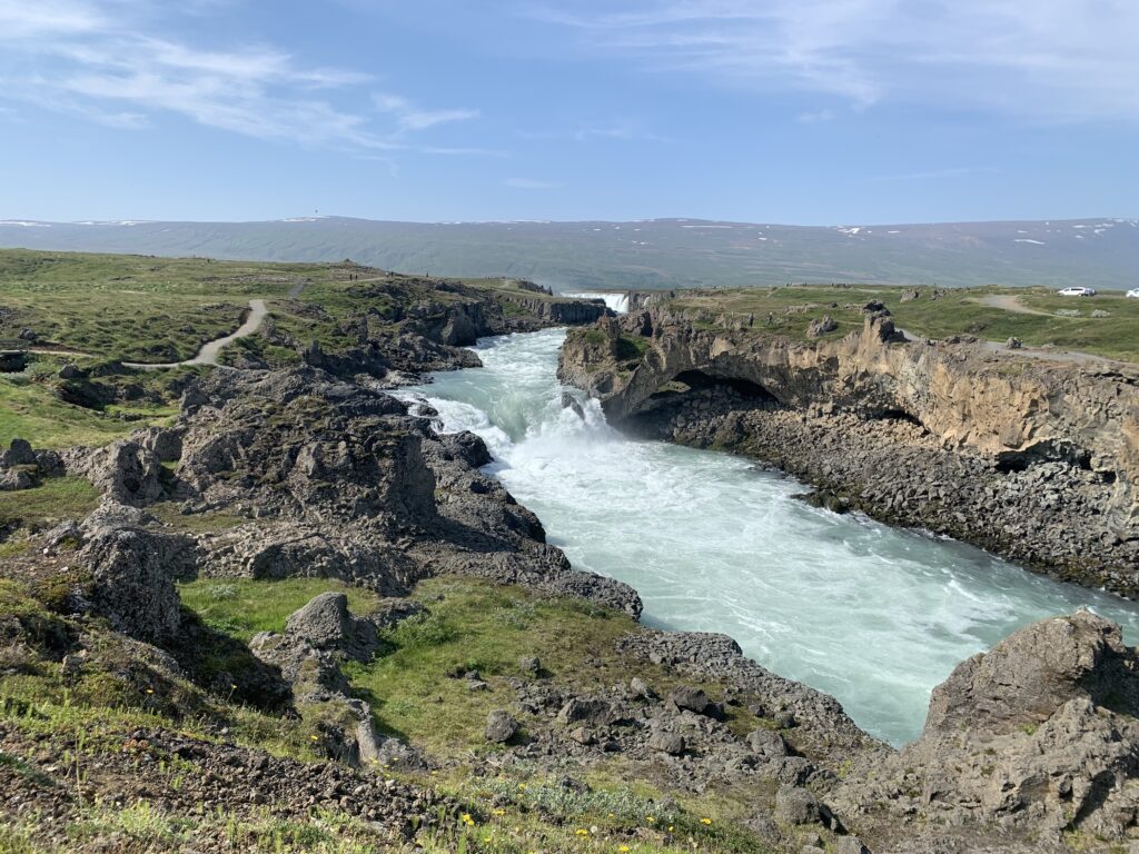Formazioni di roccia lavica nera lungo il fiume Skjálfandafljót vicino alla cascata di Goðafoss.