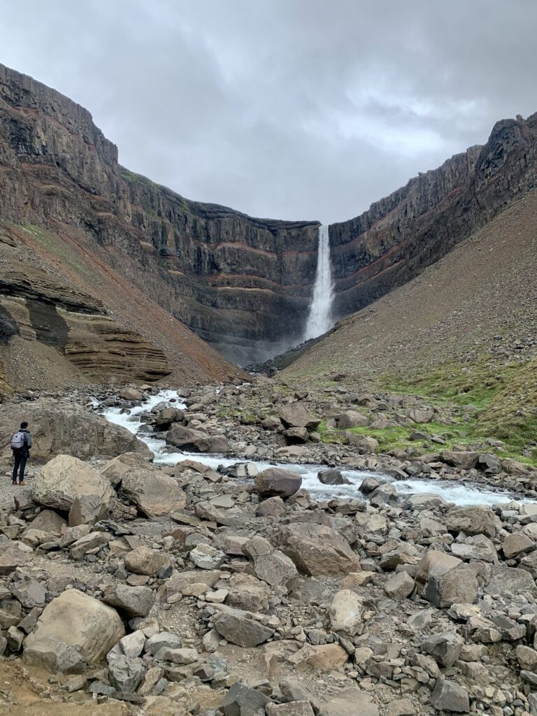 Dettaglio degli strati rossi interbasaltici formati da ossidazione del ferro nella gola di Hengifoss.