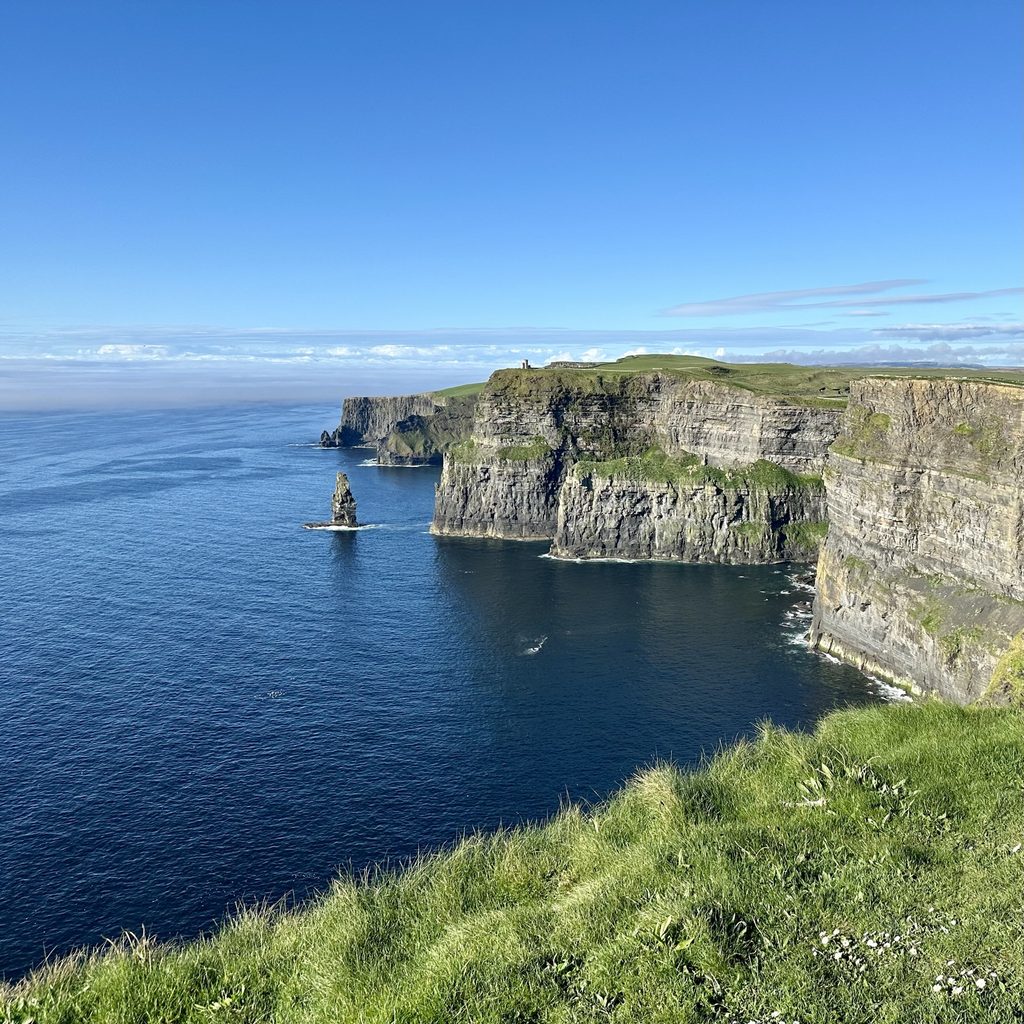 Sentiero panoramico per la passeggiata alle cliffs of moher con nebbia ormai diradata