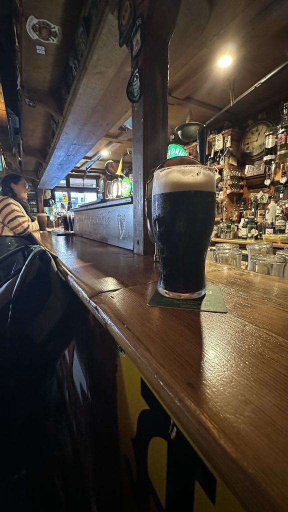 Un tipico pub irlandese vicino alle cliffs of moher nebbia e attesa con birra