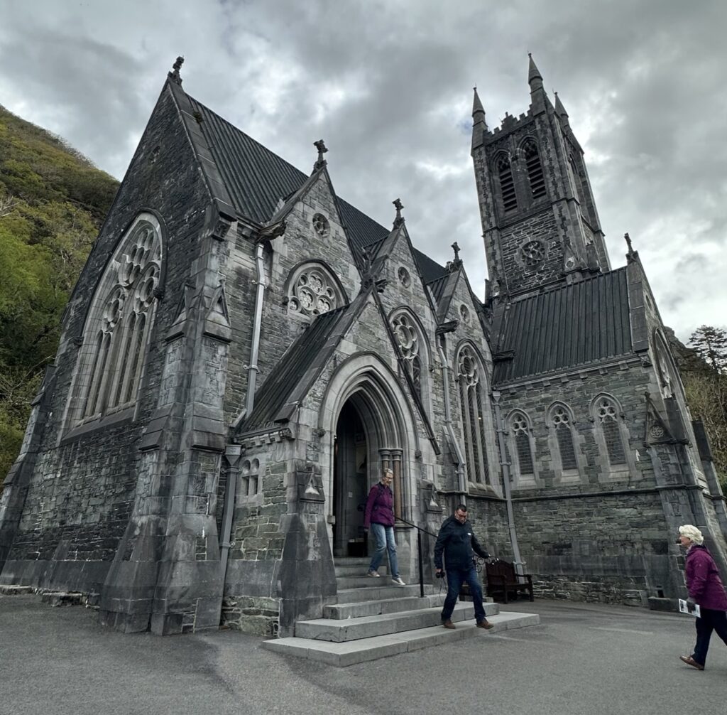 La chiesa neogotica incastonata nella natura nella tenuta di kylemore abbey