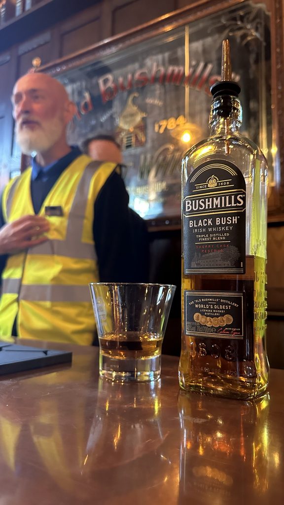 degustazione di whisky irlandese alla old bushmill distillery sulla causeway coastal route