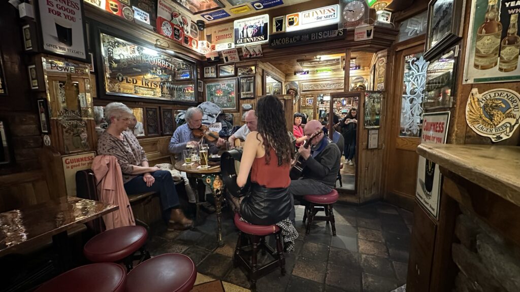 Pub tradizionale con musica dal vivo per la guida belfast e the gobbins path.
