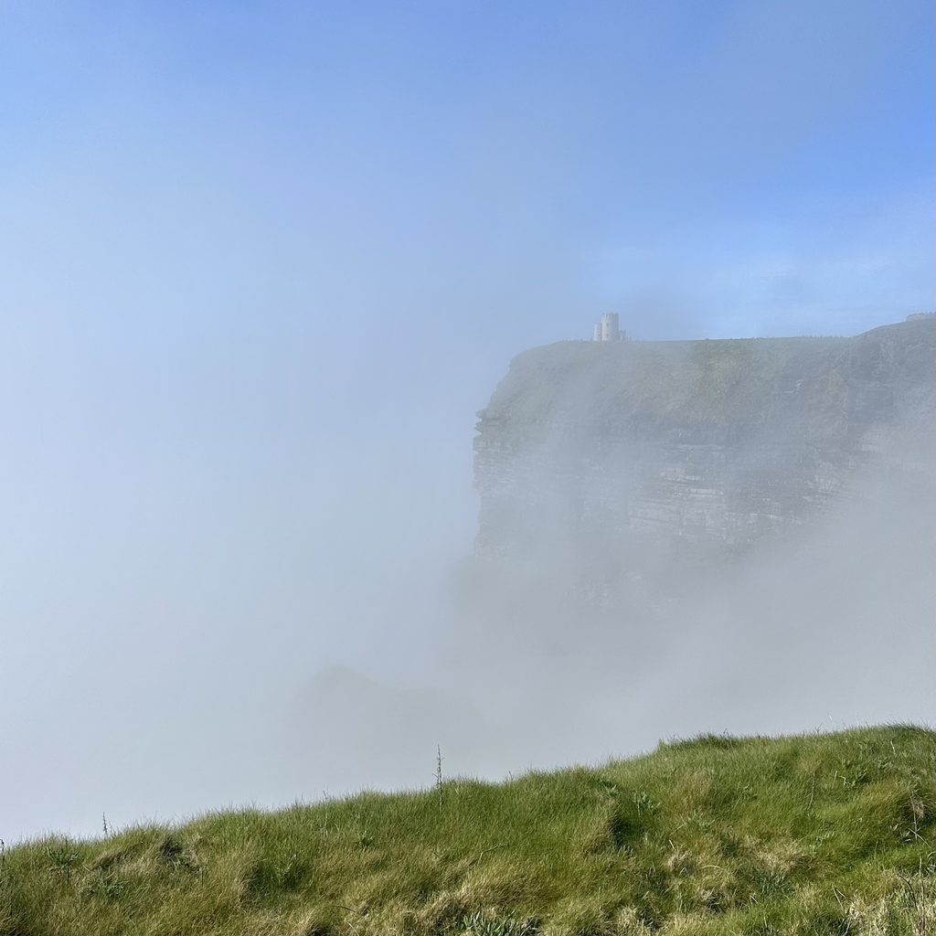 Scorcio delle cliffs of moher con nebbia fitta sul mare del mattino