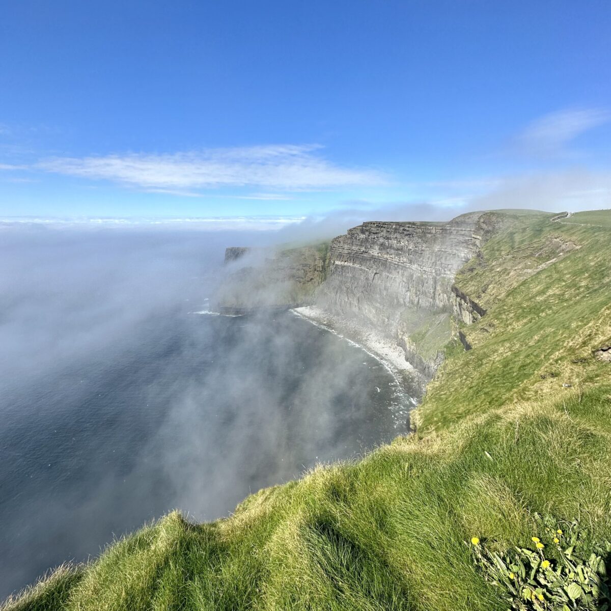 Vista sulle cliffs of moher con nebbia che si dirada e sole che spunta