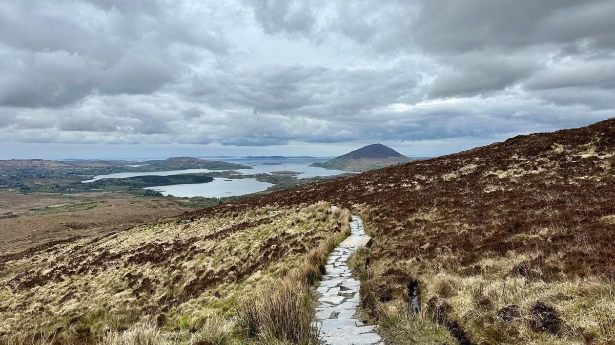 Paesaggio di torbiere e laghi nel connemara lungo la wild atlantic way