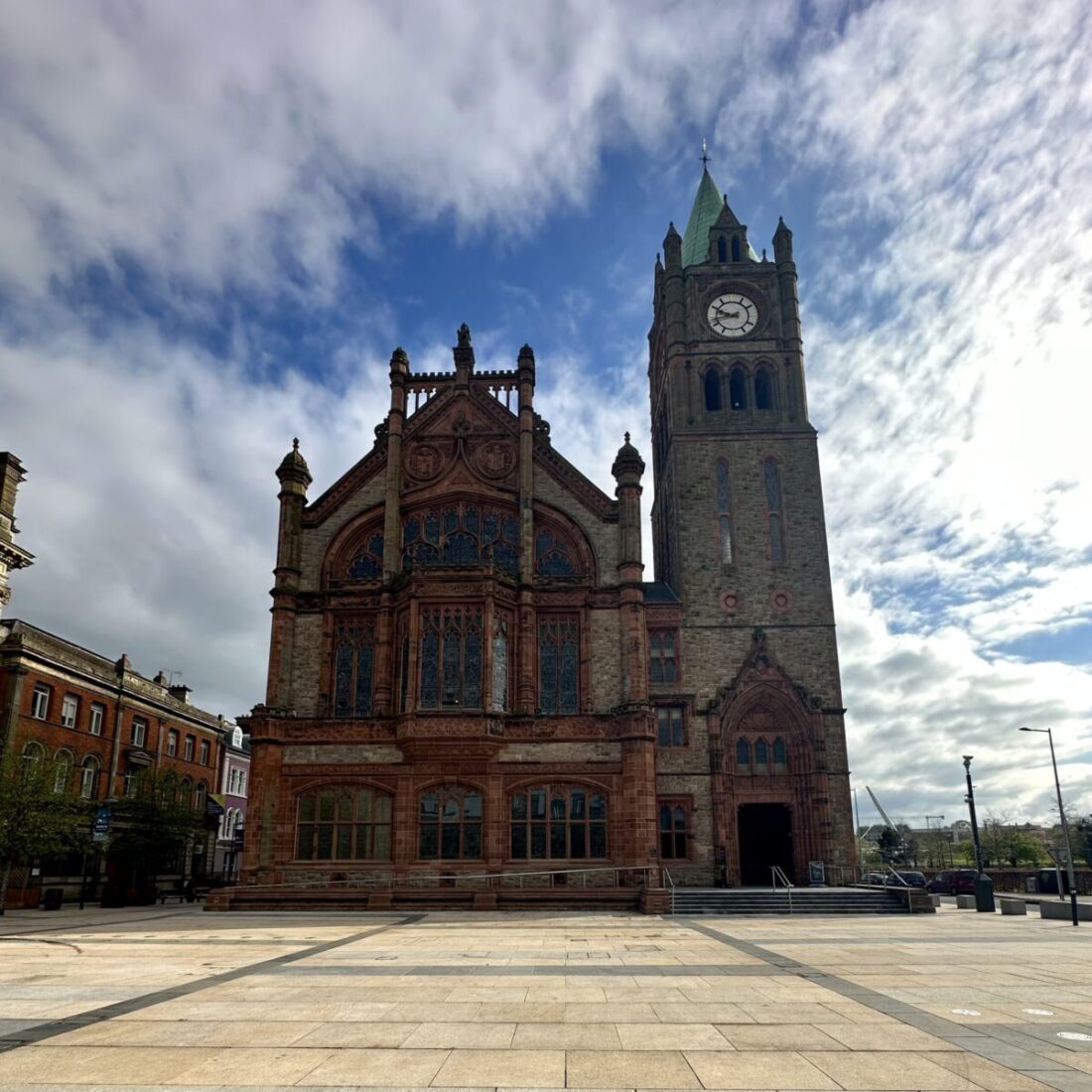 Il palazzo del Guildhall con la torre dell orologio per la guida derry cosa vedere.