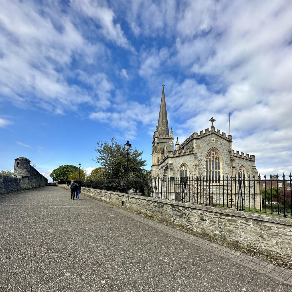 Camminamento sopra le antiche mura di Derry con i cannoni storici e la vista sul Bogside.