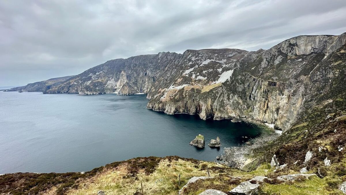 Vista panoramica sulle scogliere di slieve league nel donegal e wild atlantic way