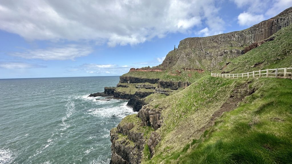 Le colonne di basalto vulcanico della Giant's Causeway sulla causeway coastal route.