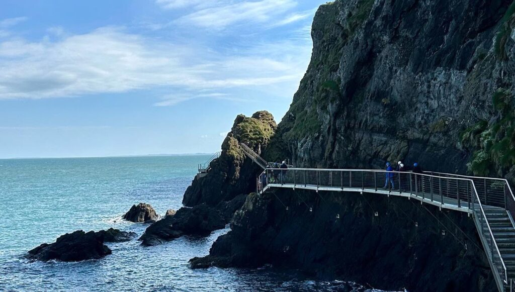 Passerella metallica sospesa sulla scogliera durante l'escursione a belfast e the gobbins path.
