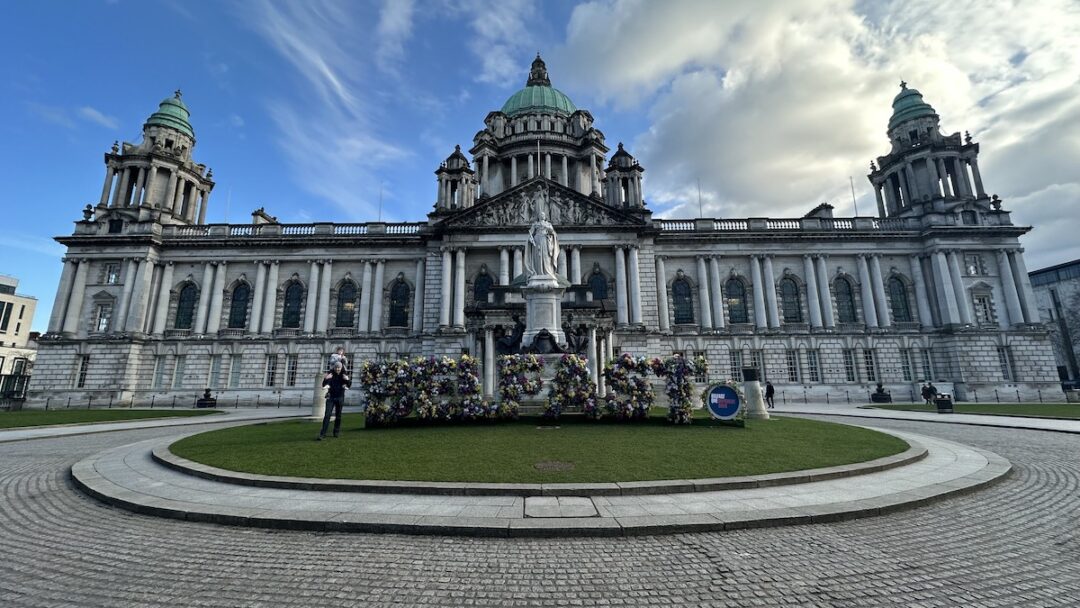 Vista dell'architettura del Municipio City Hall per la guida belfast cosa vedere.