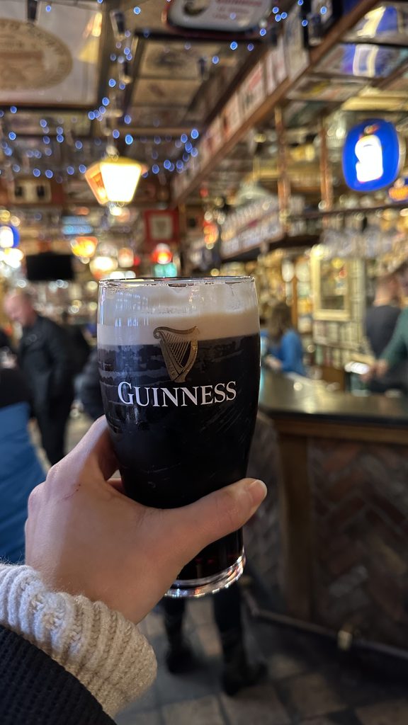bicchiere di birra guinness in un pub storico di belfast