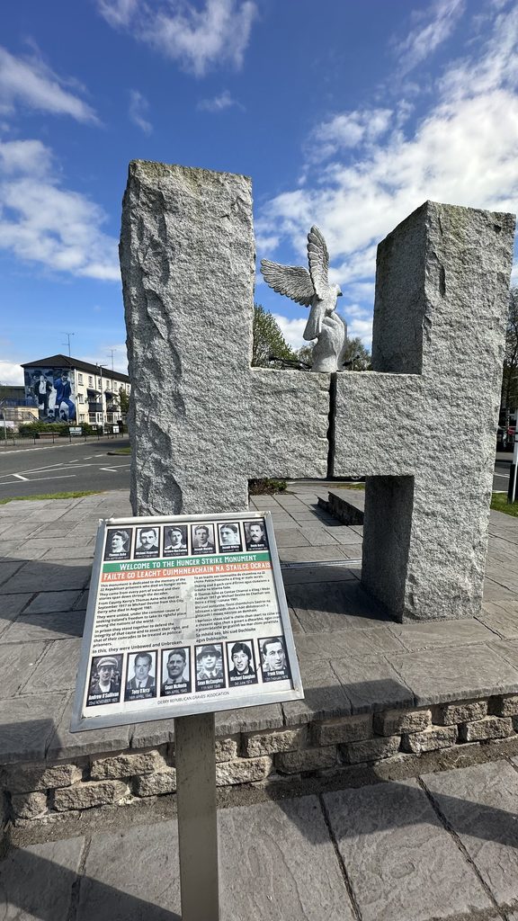 Hunger Strike Monument a Derry con la scultura a forma di H e la colomba della pace