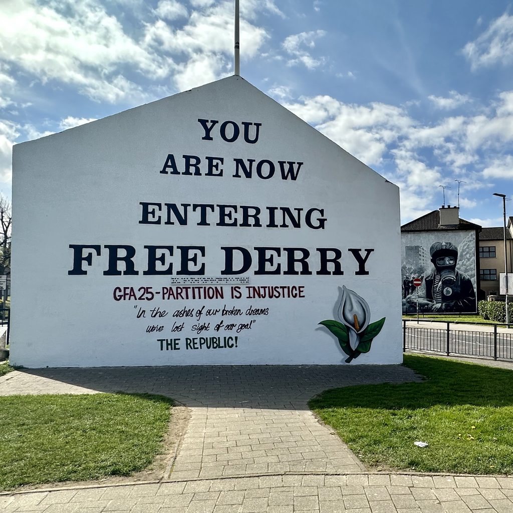 Esterno del Museum of Free Derry e murali storici del Bogside nella guida derry cosa vedere.