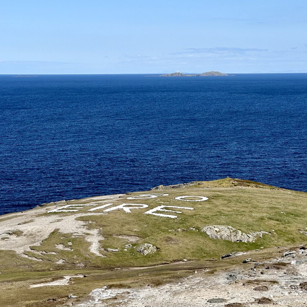scritta eire a picco sul mare lungo la costa della Penisola di Inishowen (Donegal)