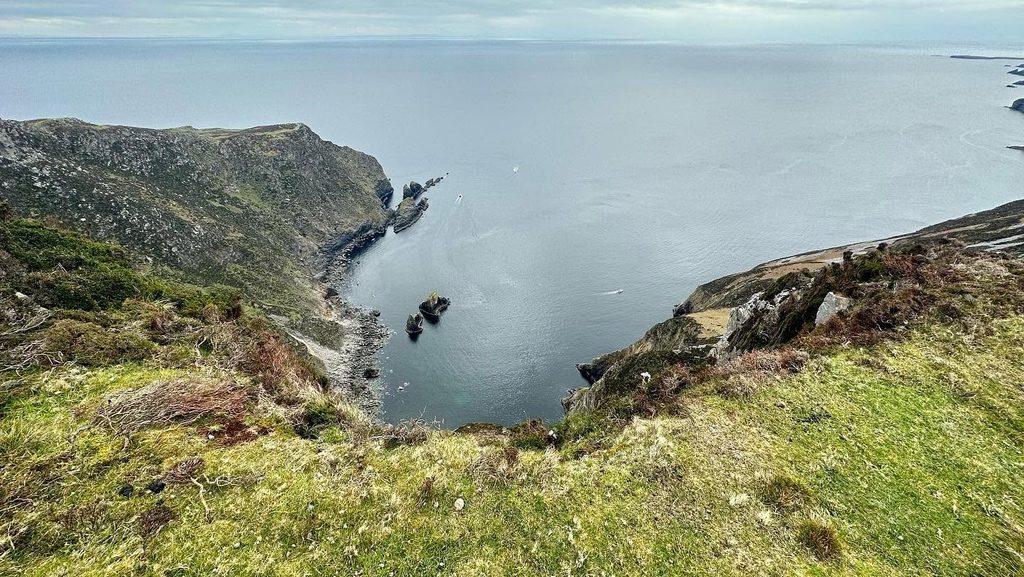 Le imponenti scogliere di slieve league a picco sull oceano atlantico nel donegal