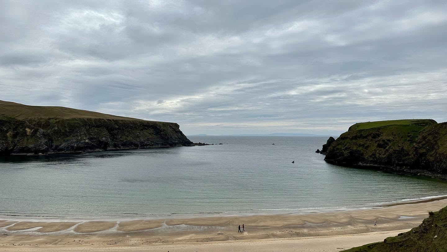spiaggia malin beg nel donegal in irlanda lungo la wild atlantic way