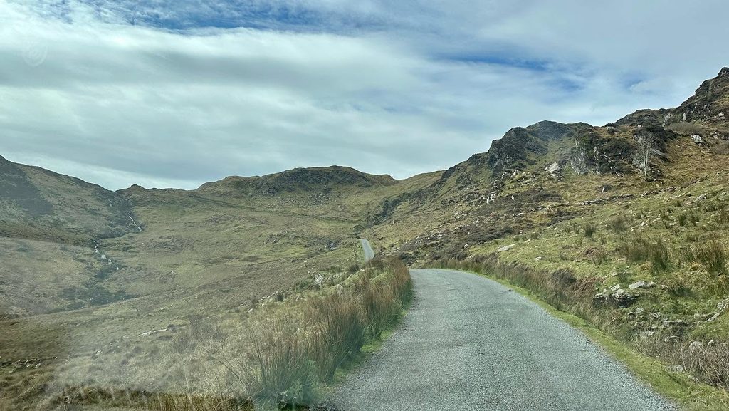 Strada panoramica della wild atlantic way tra i paesaggi verdi e la costa del donegal