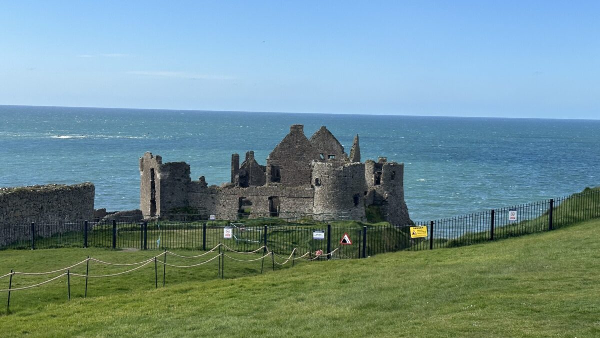 tappe on the road lungo la causeway coastal route in irlanda del nord