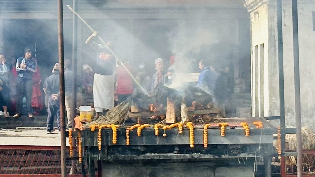Fumo delle cremazioni lungo il fiume al tempio induista di Pashupatinath