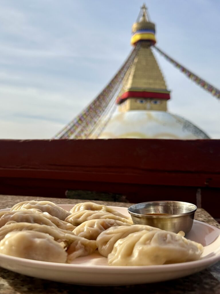 Pranzo con momo su un rooftop affacciato sullo stupa di Boudhanath