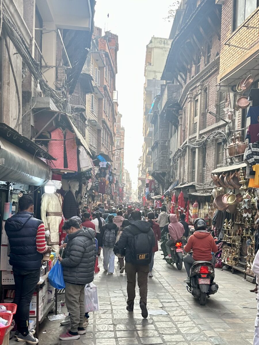 Scorcio del traffico caotico nel centro di Thamel per la guida su cosa vedere a kathmandu