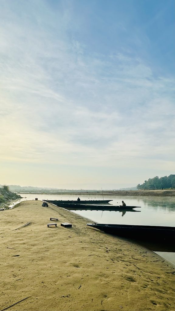Canoa in legno a filo d acqua sul fiume tra la nebbia a Chitwan