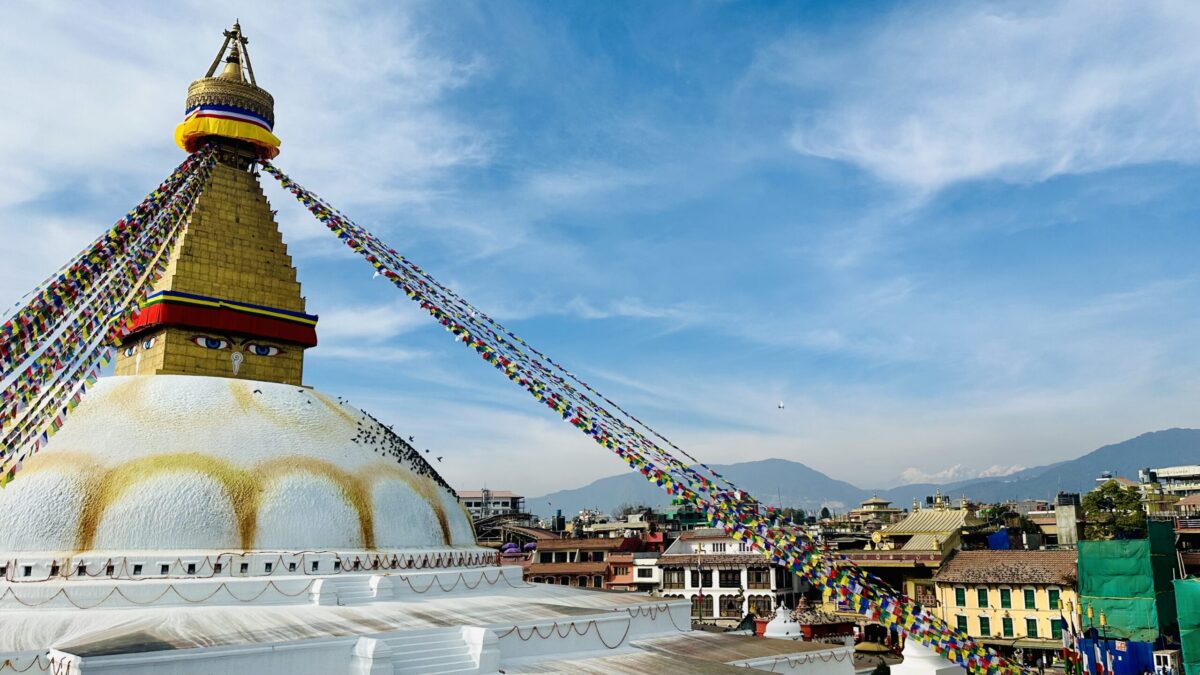 Lo stupa di Boudhanath con le bandiere di preghiera per la guida su cosa vedere nella valle di kathmandu