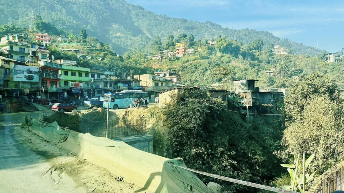 Viaggio in bus locale nepalese affollato lungo la strada tra Kathmandu e Chitwan