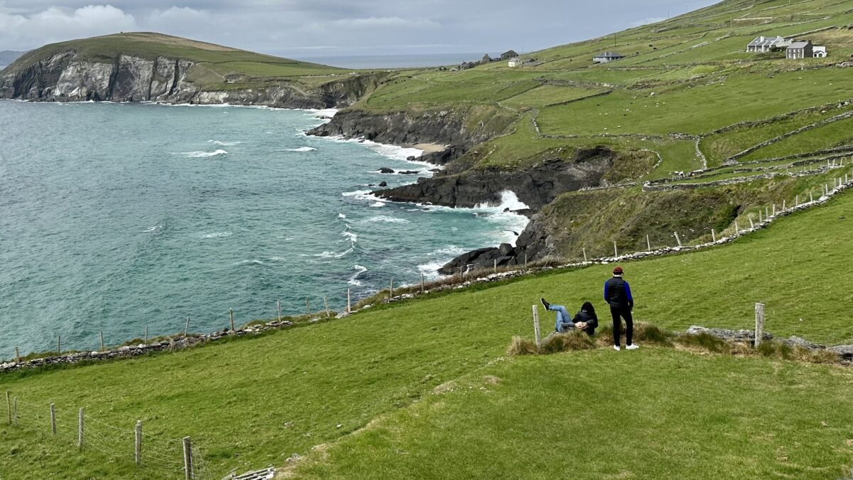 Vista panoramica dell atlantico lungo la slea head drive nel dingle peninsula itinerario