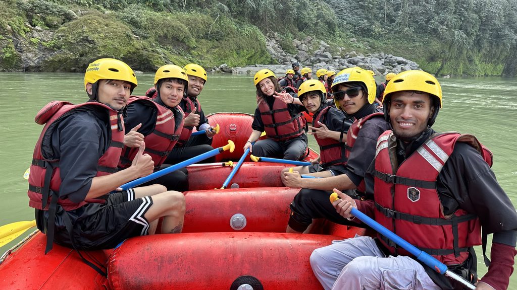 io e gli altri Partecipanti con casco e salvagente pronti per l escursione di rafting sul fiume Trishuli