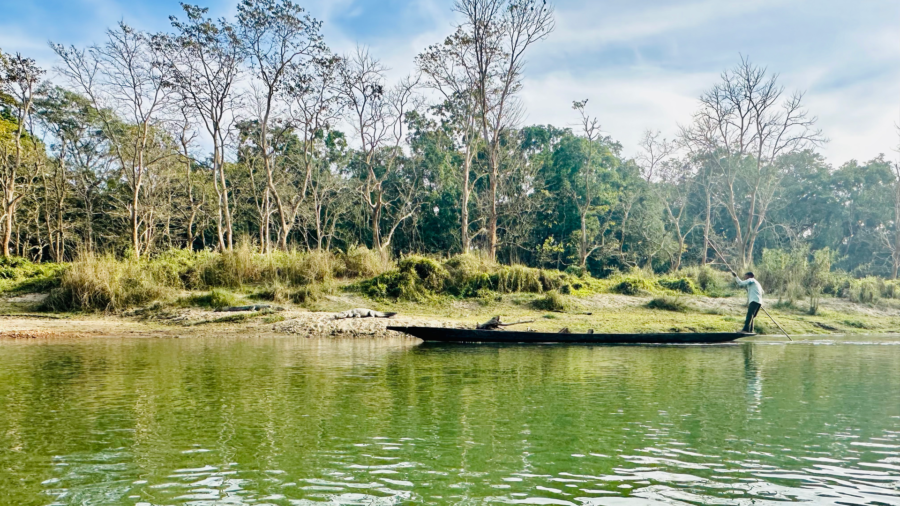 escursione in canoa sul fiume al chitwan national park
