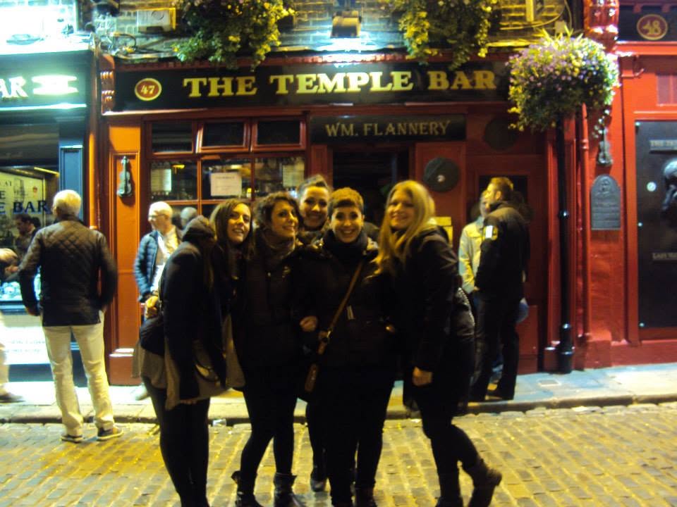 Esterno del famoso pub Temple Bar illuminato di sera a Dublino